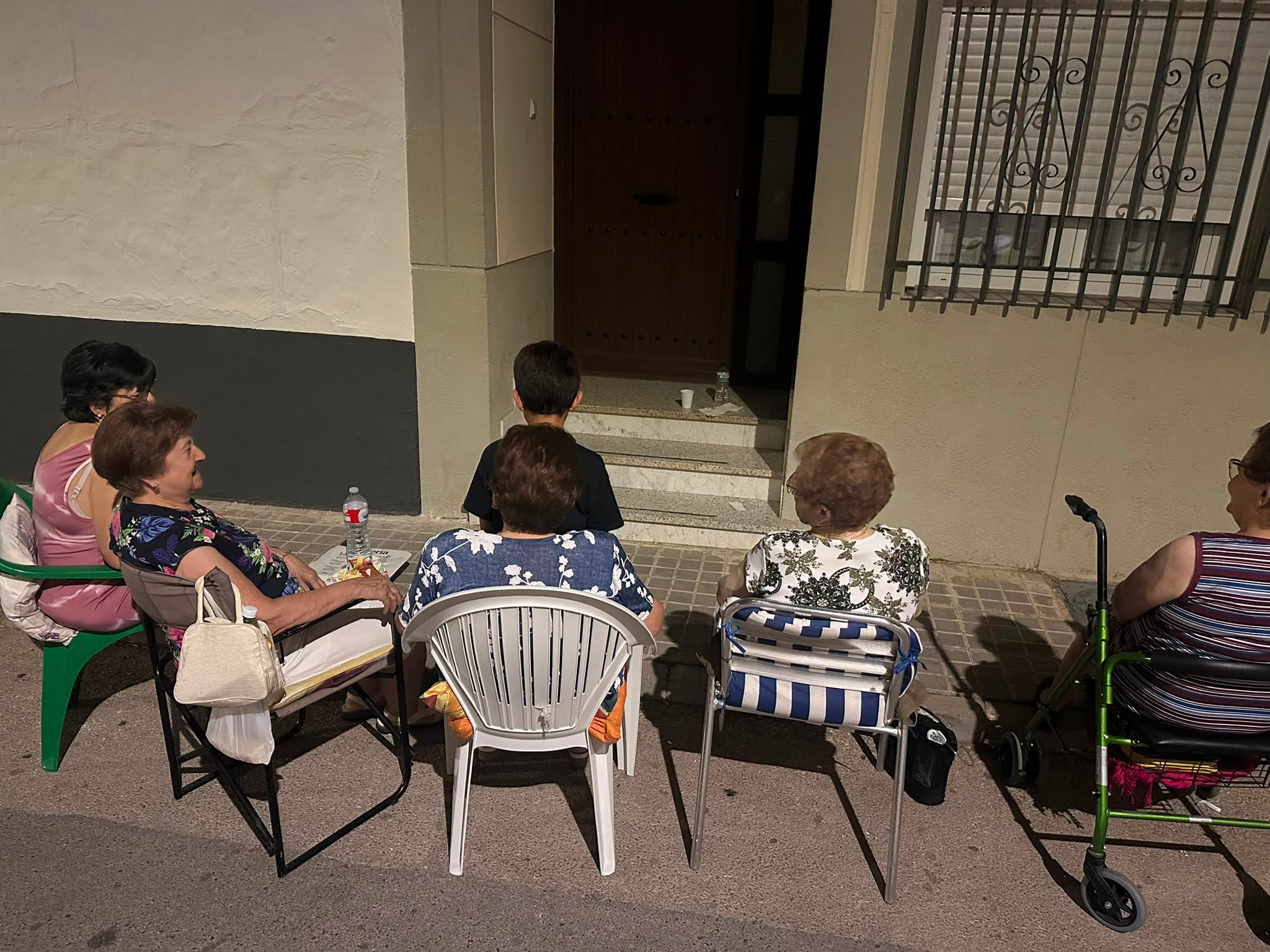 "Salir al fresco", la tradición tan única de las calles de pueblos y ciudades "Salir al fresco", la tradición tan única de las calles de pueblos y ciudades