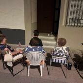 Mujeres de Membrilla saliendo al fresco, para cenar y compartir su día
