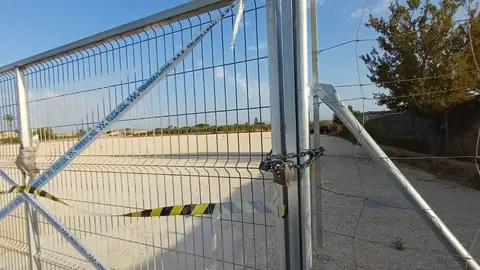 La primera campa clausurada en Elche finaliza el vaciado de vehículos. La primera campa clausurada en Elche finaliza el vaciado de vehículos.