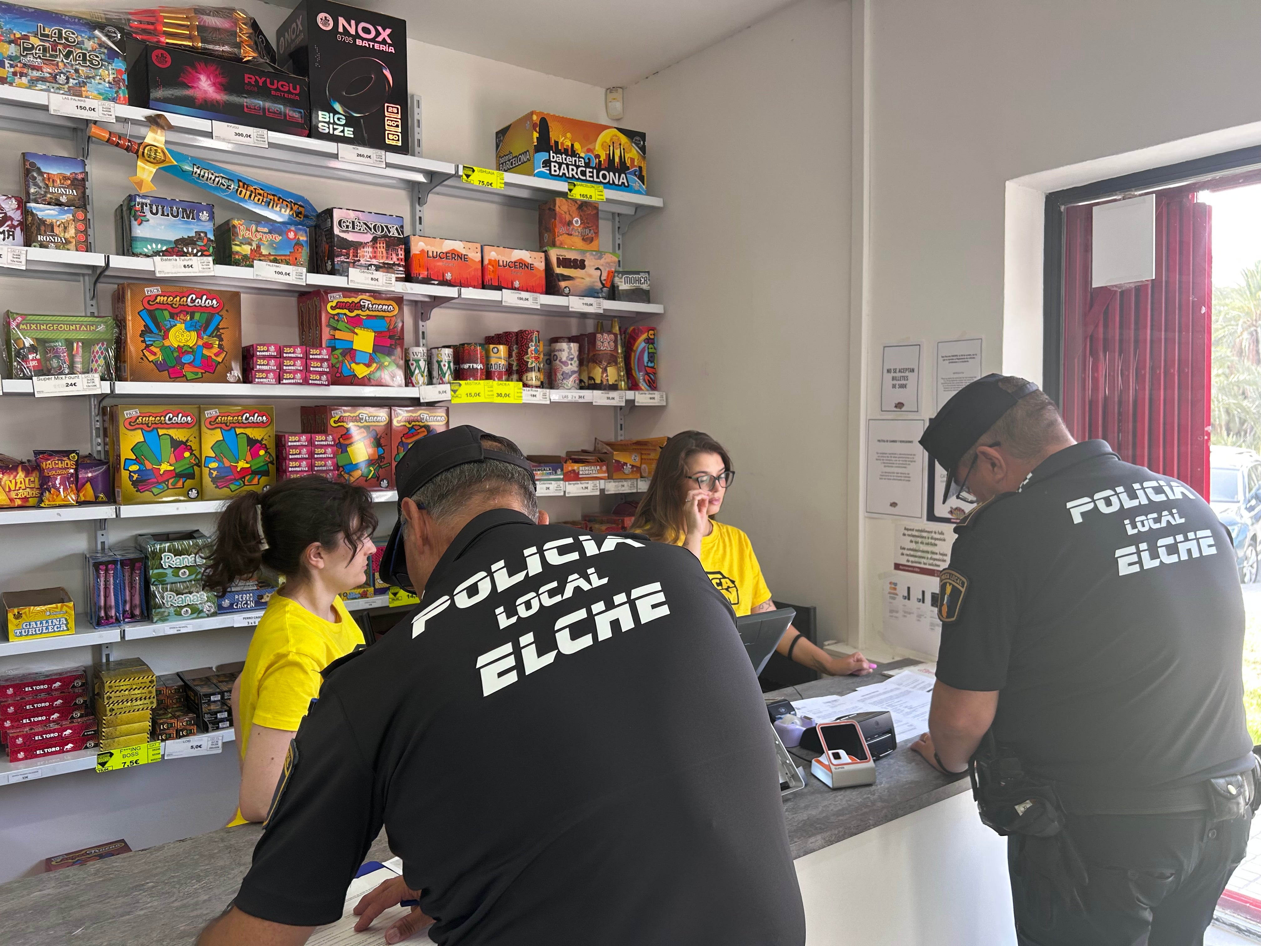 Policía Local de Elche inspecciona los puntos de venta de pirotecnia autorizados Policía Local de Elche inspecciona los puntos de venta de pirotecnia autorizados