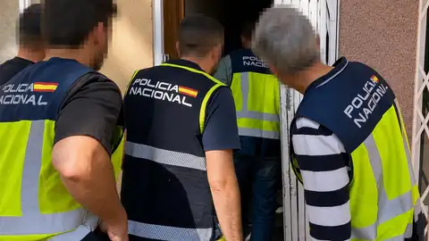 La Policía desmantela una red que facilitaba empadronamientos fraudulentos a extranjeros en Almería La Policía desmantela una red que facilitaba empadronamientos fraudulentos a extranjeros en Almería