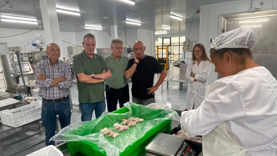Consejero de Medio Rural visita empresas Fresgea y Productos del Mar R&iacute;a de Navia.