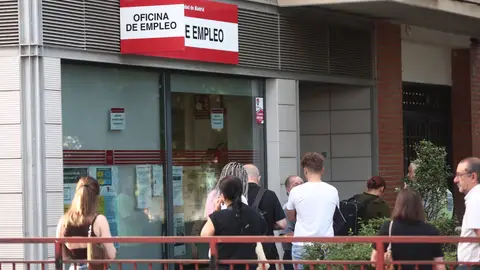Varias personas hacen cola en una Oficina de Empleo Varias personas hacen cola en una Oficina de Empleo/ Eduardo Parra / Europa Press