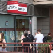 Varias personas hacen cola en una Oficina de Empleo/ Eduardo Parra / Europa Press