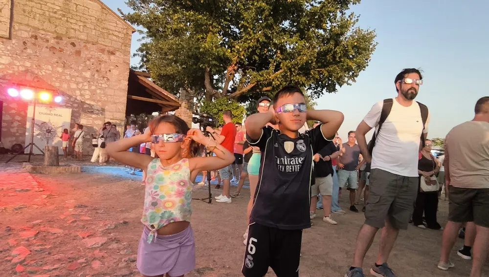 Mucha gente en el cerro de Alarcos para ver el eclipse Mucha gente en el cerro de Alarcos para ver el eclipse