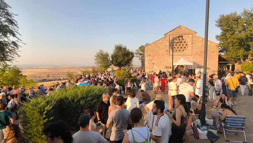 Mucha gente en el cerro de Alarcos para ver el eclipse Mucha gente en el cerro de Alarcos para ver el eclipse
