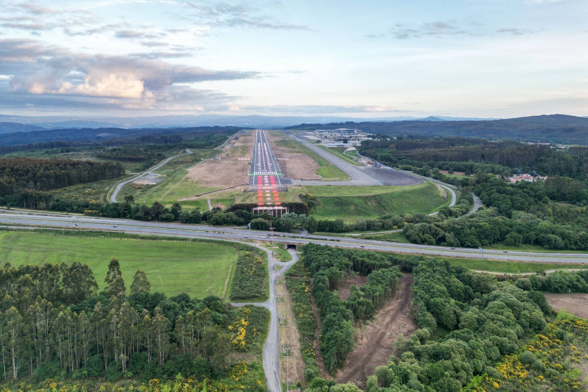 El aeropuerto de Santiago registra la mayor caída de pasajeros de los aeropuertos gallegos tras perder un 12,4% de viajeros respecto al anterior julio El aeropuerto de Santiago registra la mayor caída de pasajeros de los aeropuertos gallegos tras perder un 12,4% de viajeros respecto al anterior julio