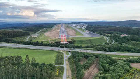 El aeropuerto de Santiago registra la mayor caída de pasajeros de los aeropuertos gallegos tras perder un 12,4% de viajeros respecto al anterior julio El aeropuerto de Santiago registra la mayor caída de pasajeros de los aeropuertos gallegos tras perder un 12,4% de viajeros respecto al anterior julio