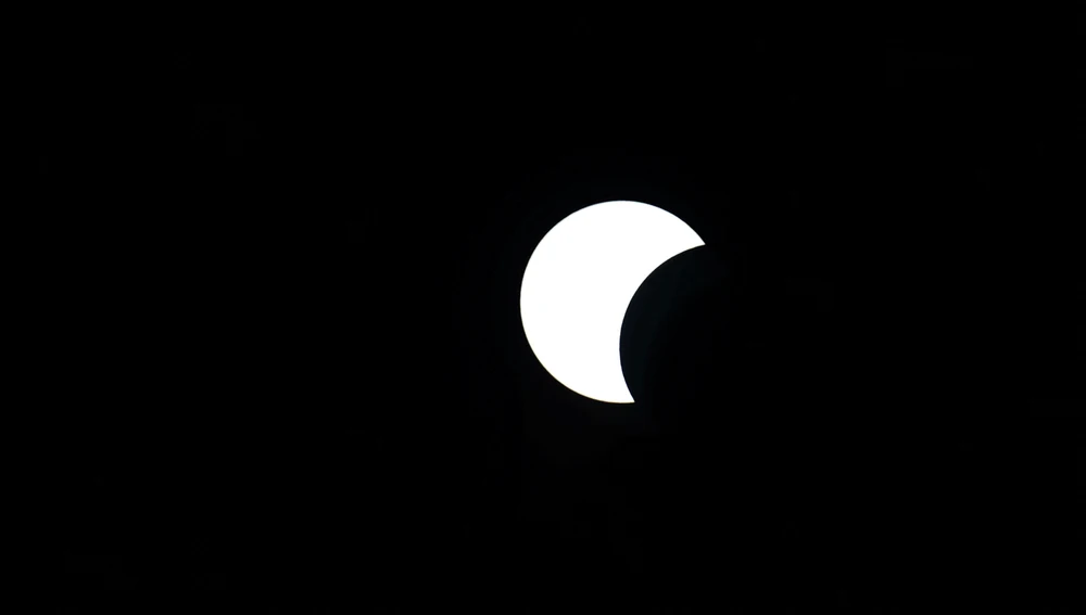 Vista del eclipse solar parcial desde París, Francia Vista del eclipse solar parcial desde París, Francia