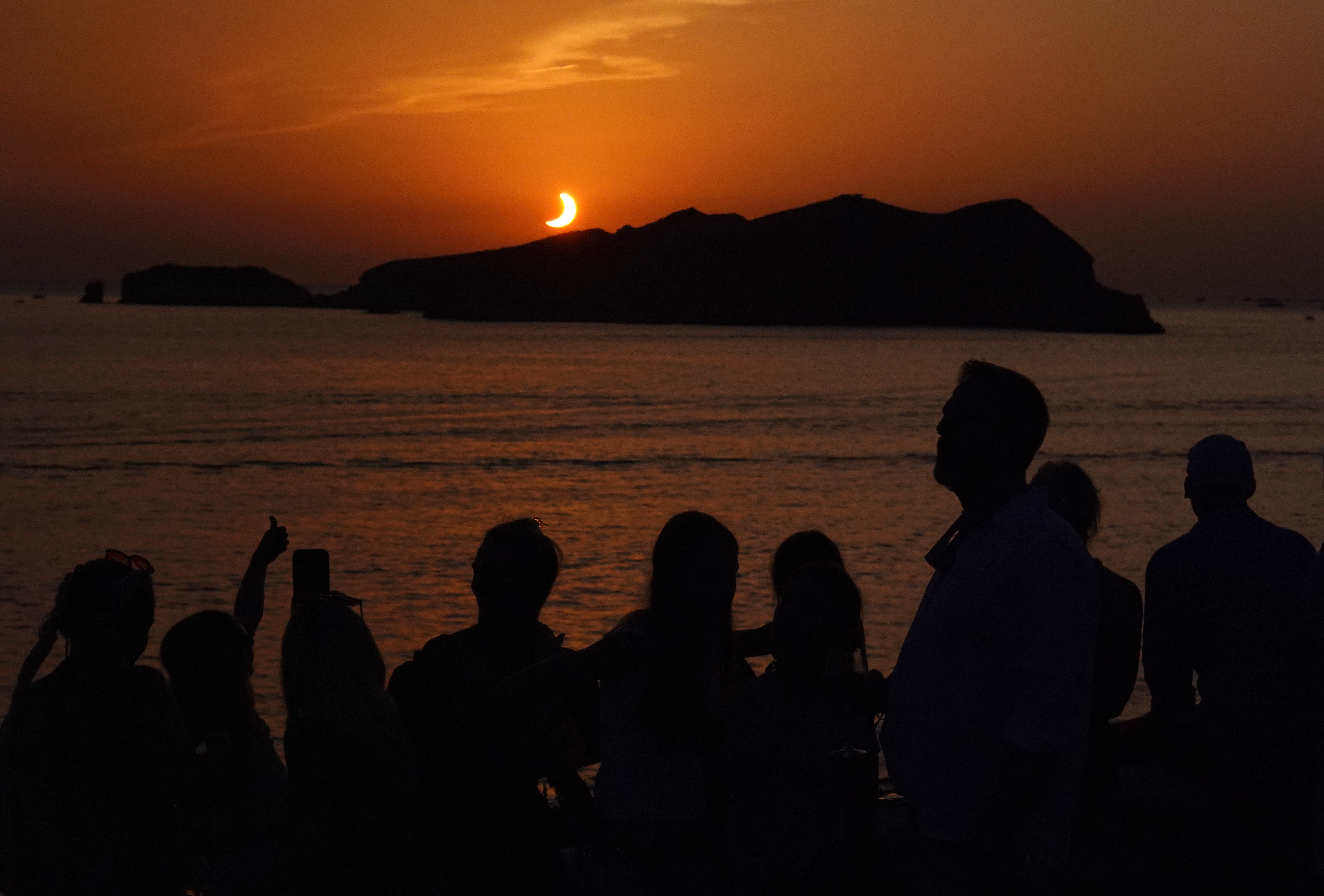 Las espectaculares imágenes que ha dejado el eclipse solar total en España: así se ha vivido alrededor de la península Las espectaculares imágenes que ha dejado el eclipse solar total en España: así se ha vivido alrededor de la península