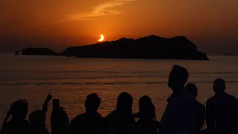 Estas son las impactantes imágenes que ha dejado el eclipse solar total en España Estas son las impactantes imágenes que ha dejado el eclipse solar total en España