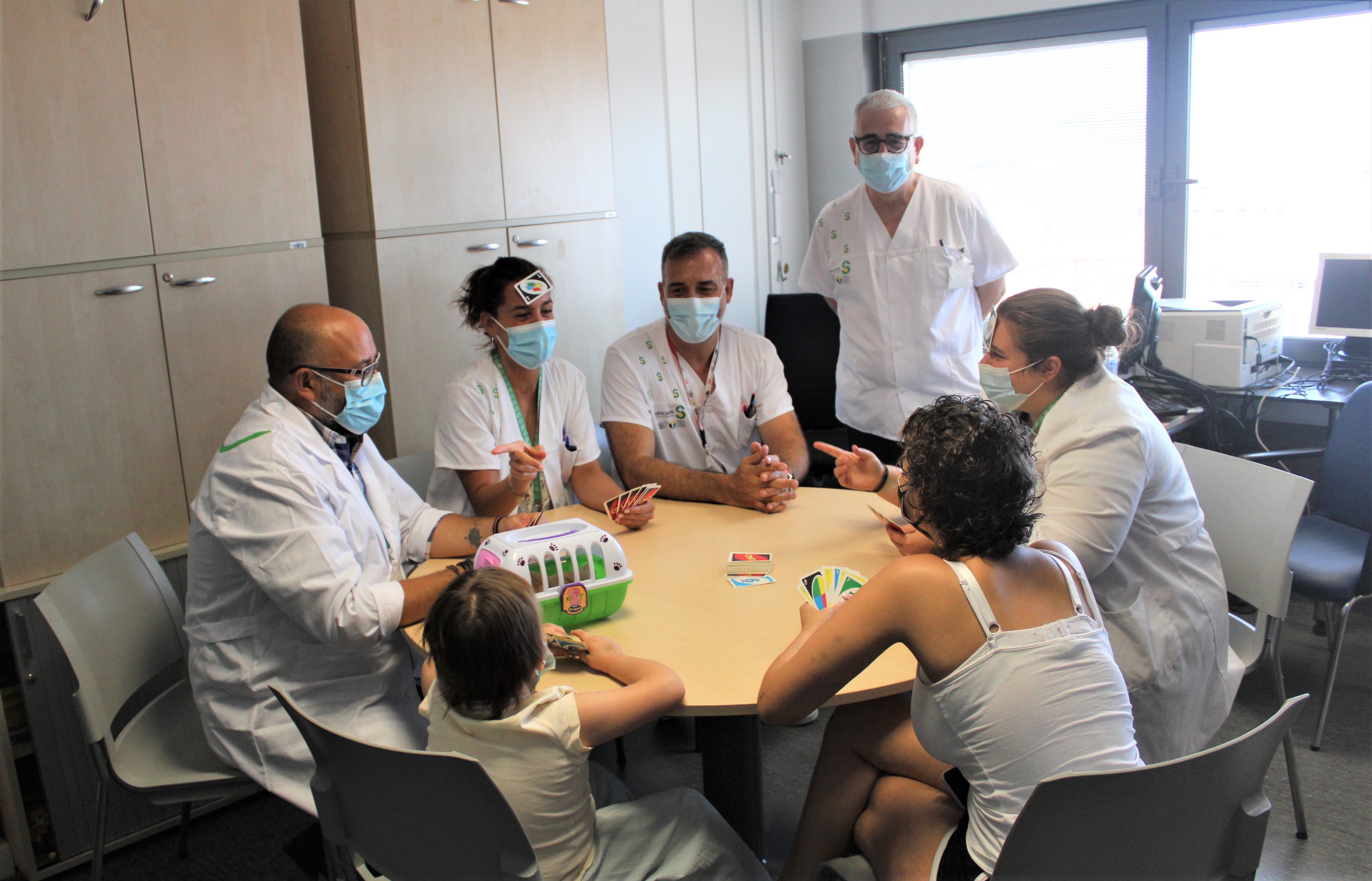 La Escuela de Verano del Hospital intenta de llenar de ánimo la planta de Pediatría La Escuela de Verano del Hospital intenta de llenar de ánimo la planta de Pediatría