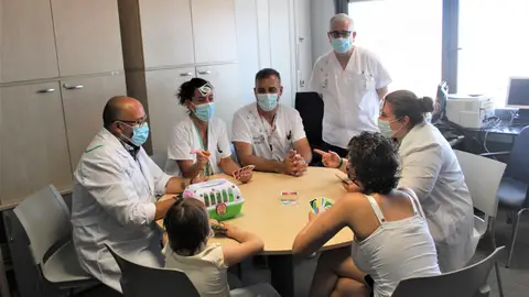 La Escuela de Verano del Hospital intenta de llenar de ánimo la planta de Pediatría La Escuela de Verano del Hospital intenta de llenar de ánimo la planta de Pediatría