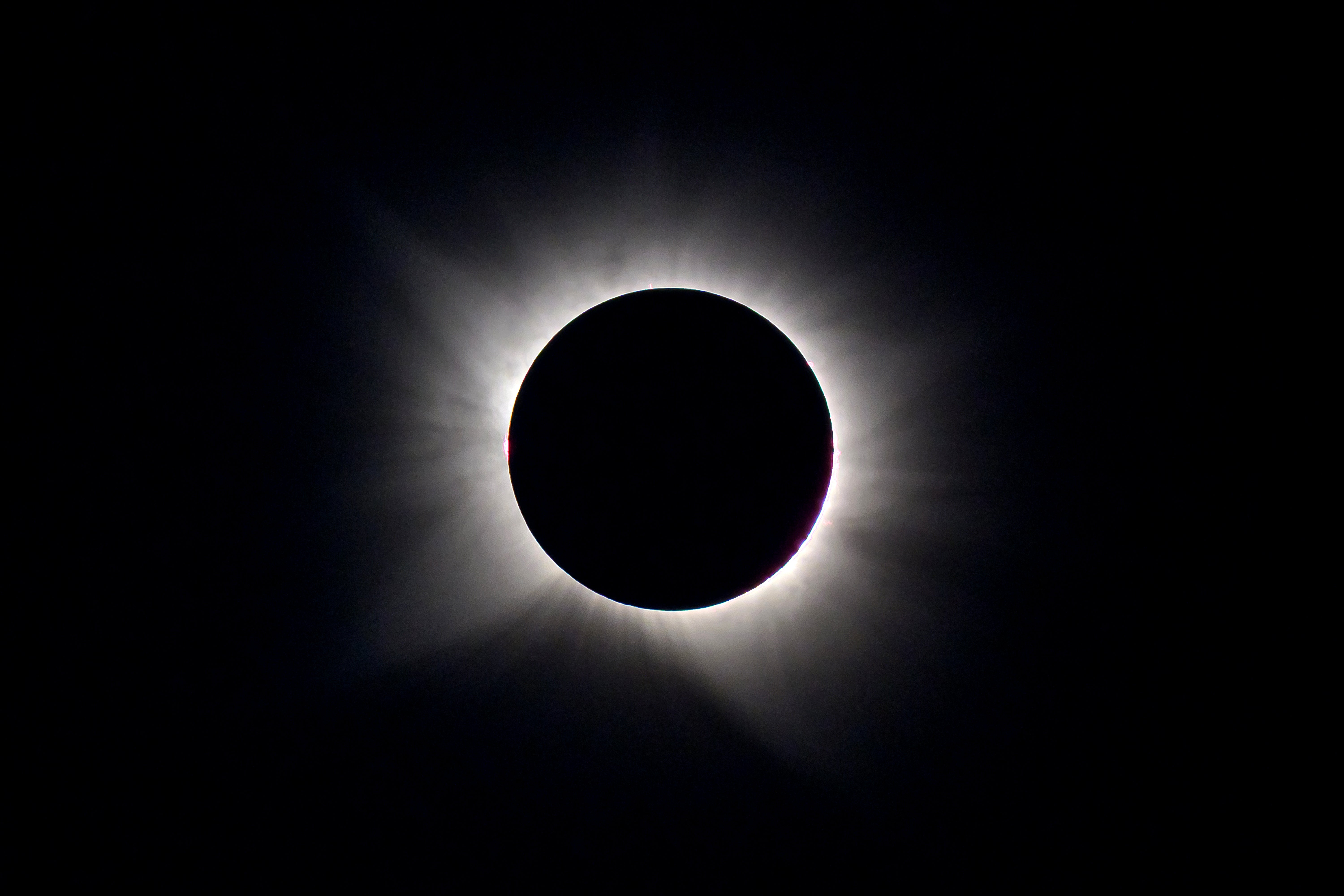 Así ha vivido España el eclipse solar total, un evento único e histórico del que han disfrutado millones de personas Así ha vivido España el eclipse solar total, un evento único e histórico del que han disfrutado millones de personas