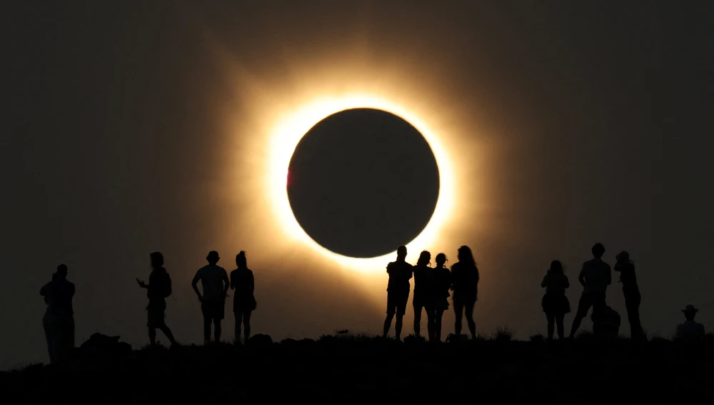 La Luna cubre completamente el Sol durante un eclipse solar total, visto desde el Observatorio Astrofísico de Javalambre en Arcos de las Salinas, cerca de Teruel, España La Luna cubre completamente el Sol durante un eclipse solar total, visto desde el Observatorio Astrofísico de Javalambre en Arcos de las Salinas, cerca de Teruel, España