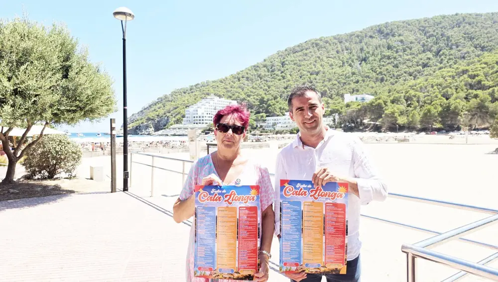 Toni Ramón a la derecha, con la representante de la Asociación de Vecinos de Cala Llonga Toni Ramón a la derecha, con la representante de la Asociación de Vecinos de Cala Llonga