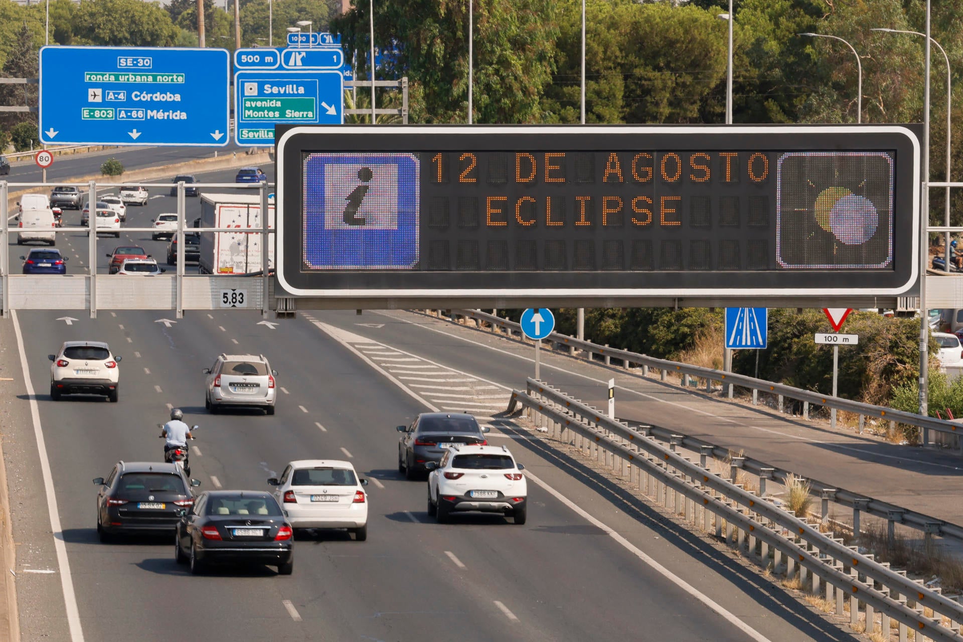 La fiebre del eclipse dispara los precios: coches agotados y terrazas a precio de oro La fiebre del eclipse dispara los precios: coches agotados y terrazas a precio de oro
