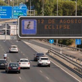 Anuncio de la DGT avisando del eclipse del 12 de agosto.