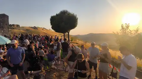 Mucha gente en el cerro de Alarcos para ver el eclipse Mucha gente en el cerro de Alarcos para ver el eclipse