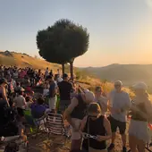 Mucha gente en el cerro de Alarcos para ver el eclipse Mucha gente en el cerro de Alarcos para ver el eclipse