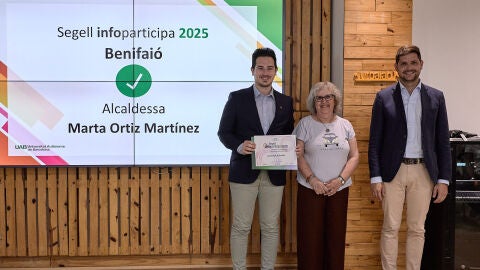 El edil Iv&aacute;n Eega recogiendo el galard&oacute;n en representaci&oacute;n del ayuntamiento de Benifai&oacute;
