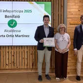 El edil Iván Eega recogiendo el galardón en representación del ayuntamiento de Benifaió El edil Iván Eega recogiendo el galardón en representación del ayuntamiento de Benifaió