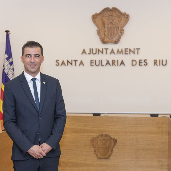 Toni Ramón: "Todo el mundo tiene que poder encontrar algo que le guste en las fiestas y Cala Llonga es el perfecto ejemplo de esto" Toni Ramón: "Todo el mundo tiene que poder encontrar algo que le guste en las fiestas y Cala Llonga es el perfecto ejemplo de esto"