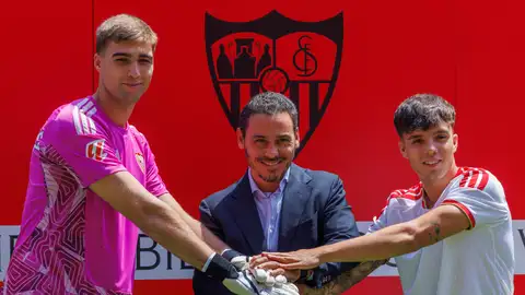 El presidente del Sevilla FC , José María del Nido Carrasco (c), posa con el portero Fran González (i) y el lateral Julio Díaz, durante su presentación hoy jueves en el estadio Sánchez Pizjuán como nuevos jugadores del club sevillano. El presidente del Sevilla FC , José María del Nido Carrasco (c), posa con el portero Fran González (i) y el lateral Julio Díaz, durante su presentación hoy jueves en el estadio Sánchez Pizjuán como nuevos jugadores del club sevillano.