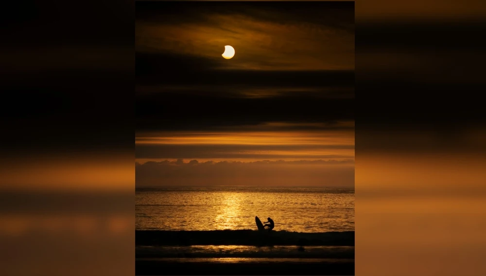 Guillermo Carracedo surfea el eclipse solar en Galicia Guillermo Carracedo surfea el eclipse solar en Galicia