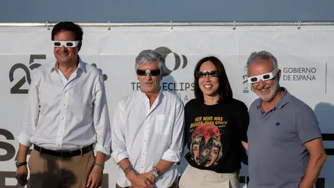 El ministro de Transformación Digital y de la Función Pública, Óscar López, El ministro del Interior, Fernando Grande-Marlaska, la ministra de Ciencia, Innovación y Universidades, Diana Morant, y el ministro de Política Territorial y Memoria Democrática, Ángel Víctor Torres, durante el seguimiento oficial del Eclipse total de Sol, en el Observatorio de Yebes, a 12 de agosto de 2026, en Yebes, Guadalajara, Castilla-La Mancha (España). El ministro de Transformación Digital y de la Función Pública, Óscar López, El ministro del Interior, Fernando Grande-Marlaska, la ministra de Ciencia, Innovación y Universidades, Diana Morant, y el ministro de Política Territorial y Memoria Democrática, Ángel Víctor Torres, durante el seguimiento oficial del Eclipse total de Sol, en el Observatorio de Yebes, a 12 de agosto de 2026, en Yebes, Guadalajara, Castilla-La Mancha (España).