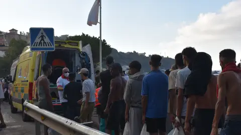 Profesionales sanitarios atienden a migrantes en Ceuta Profesionales sanitarios atienden a migrantes en Ceuta