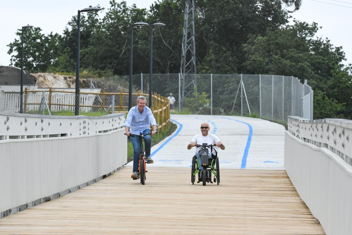 El presidente de la Xunta Alfonso Rueda se sube a la bicicleta para estrenar la senda peatonal y ciclista que une Milladoiro y la Estación Intermodal de Santiago El presidente de la Xunta Alfonso Rueda se sube a la bicicleta para estrenar la senda peatonal y ciclista que une Milladoiro y la Estación Intermodal de Santiago