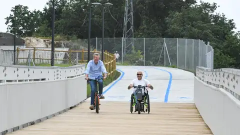 El presidente de la Xunta Alfonso Rueda se sube a la bicicleta para estrenar la senda peatonal y ciclista que une Milladoiro y la Estación Intermodal de Santiago El presidente de la Xunta Alfonso Rueda se sube a la bicicleta para estrenar la senda peatonal y ciclista que une Milladoiro y la Estación Intermodal de Santiago