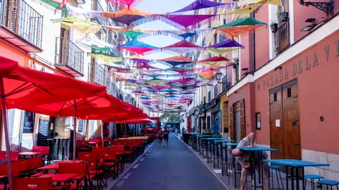Decoración de una de las calles con motivo de las Fiestas de La Paloma 2026. Decoración de una de las calles con motivo de las Fiestas de La Paloma 2026.