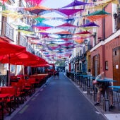 Decoración de una de las calles con motivo de las Fiestas de La Paloma 2026.