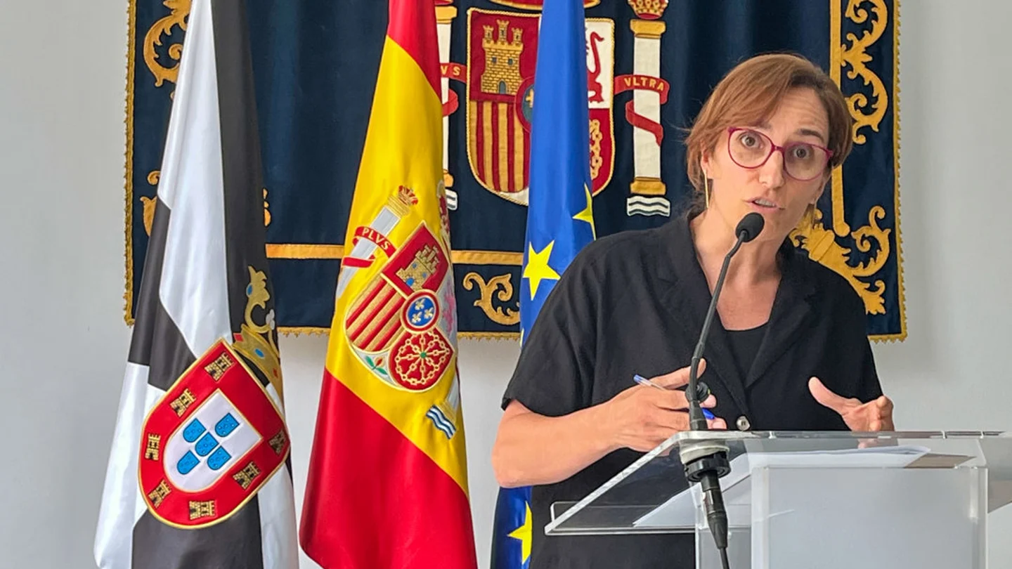 La ministra de Sanidad, Mónica García durante la rueda de prensa tras su encuentro con el presidente de la Ciudad Autónoma de Ceuta, Juan Jesús Vivas (no en la imagen) en el Palacio autonómico para tratar la crisis sanitaria y migratoria que padece la ciudad. La ministra de Sanidad, Mónica García durante la rueda de prensa tras su encuentro con el presidente de la Ciudad Autónoma de Ceuta, Juan Jesús Vivas (no en la imagen) en el Palacio autonómico para tratar la crisis sanitaria y migratoria que padece la ciudad.