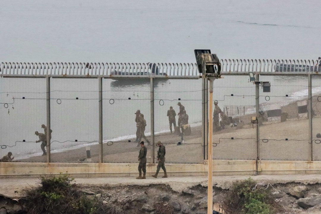 Soldados en la frontera entre Ceuta y Marruecos Soldados en la frontera entre Ceuta y Marruecos