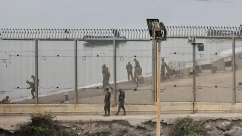 Soldados en la frontera entre Ceuta y Marruecos Soldados en la frontera entre Ceuta y Marruecos