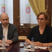 La ministra de Sanidad, Mónica García, acompañada del delegado del Gobierno en Ceuta, Miguel Ángel Pérez/ Gabriela Sardá Núñez / Europa Press