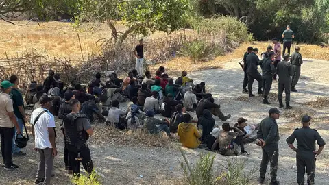 Vista de personas interceptadas por las fuerzas de seguridad marroquíes en Castillejos Vista de personas interceptadas por las fuerzas de seguridad marroquíes en Castillejos