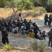 Vista de personas interceptadas por las fuerzas de seguridad marroquíes en Castillejos