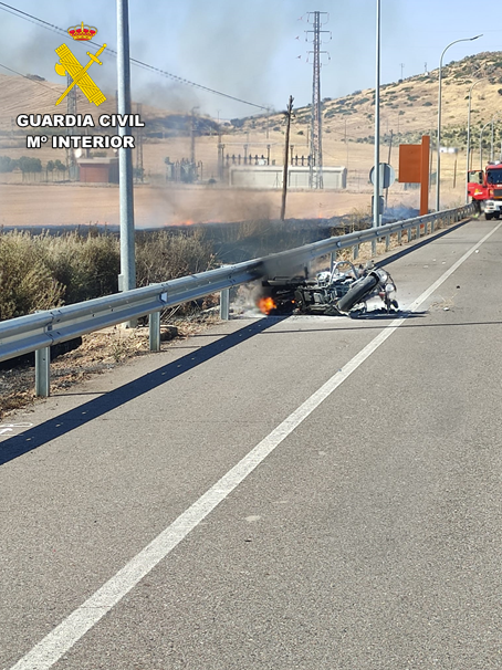 La Guardia Civil auxilia en Almuradiel a un motorista envuelto en llamas La Guardia Civil auxilia en Almuradiel a un motorista envuelto en llamas