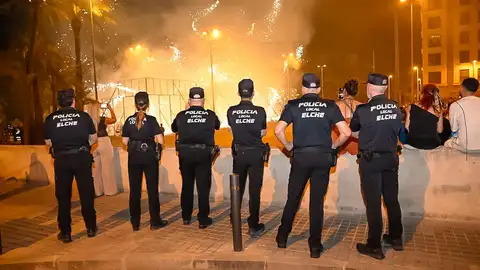 La Policía Local de Elche detiene a 46 personas y traslada a 73 menores con sus padres durante las fiestas patronales. La Policía Local de Elche detiene a 46 personas y traslada a 73 menores con sus padres durante las fiestas patronales.