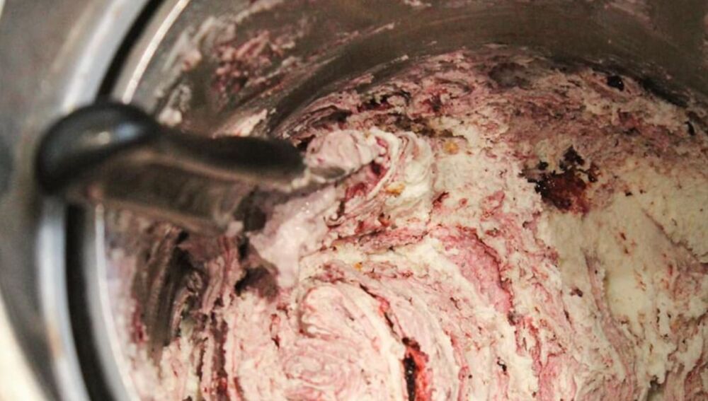 El gelat en ple procés d'elaboració a l'obrador d'aquesta gelateria que vetlla per la qualitat del producte