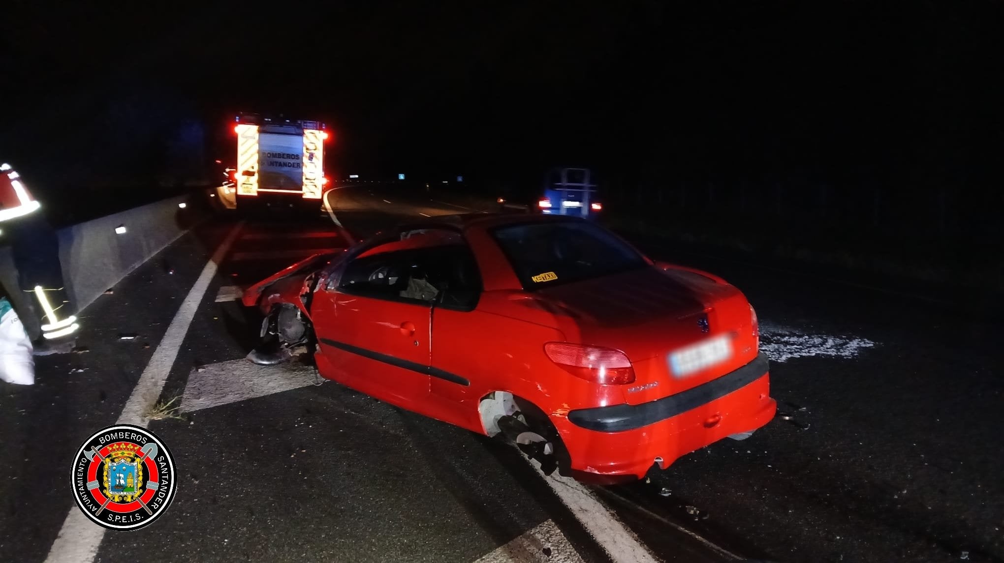 Un coche se estrella en la autovía A-8 y aparece sin ocupantes Un coche se estrella en la autovía A-8 y aparece sin ocupantes