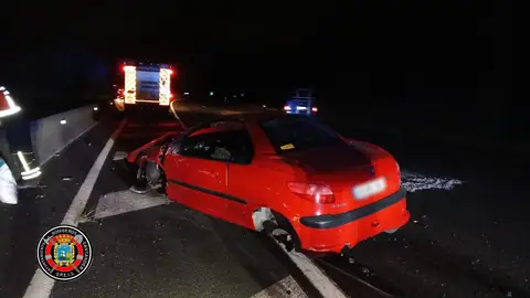 Vehículo accidentado en la A-8 Vehículo accidentado en la A-8