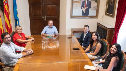 Redondo Reunión con el Grupo Nealis Redondo Reunión con el Grupo Nealis