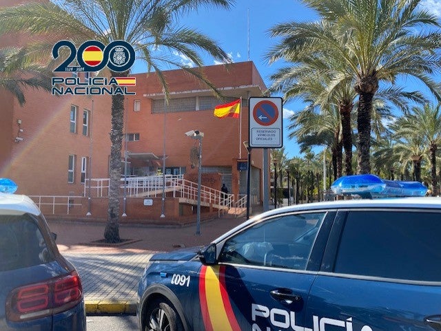 La Policía Nacional detiene en Elche a un padre y a su hijo por distribuir cocaína a domicilio en una motocicleta La Policía Nacional detiene en Elche a un padre y a su hijo por distribuir cocaína a domicilio en una motocicleta