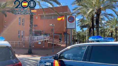La Policía Nacional detiene en Elche a un padre y a su hijo por distribuir cocaína a domicilio en una motocicleta. La Policía Nacional detiene en Elche a un padre y a su hijo por distribuir cocaína a domicilio en una motocicleta.