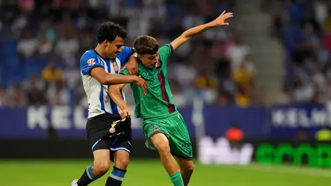 Marc Santos durante su debut ante el Espanyol. Marc Santos durante su debut ante el Espanyol.